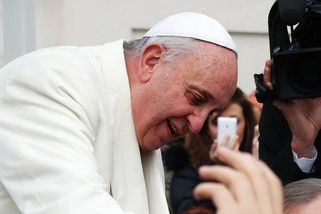 Papež František a „štěkající NATO“. Proč papež nerozumí válce na Ukrajině?